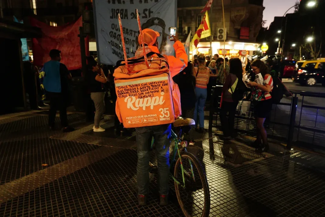 Repartidor en bicicleta trabajando en la ciudad de Santa Fe