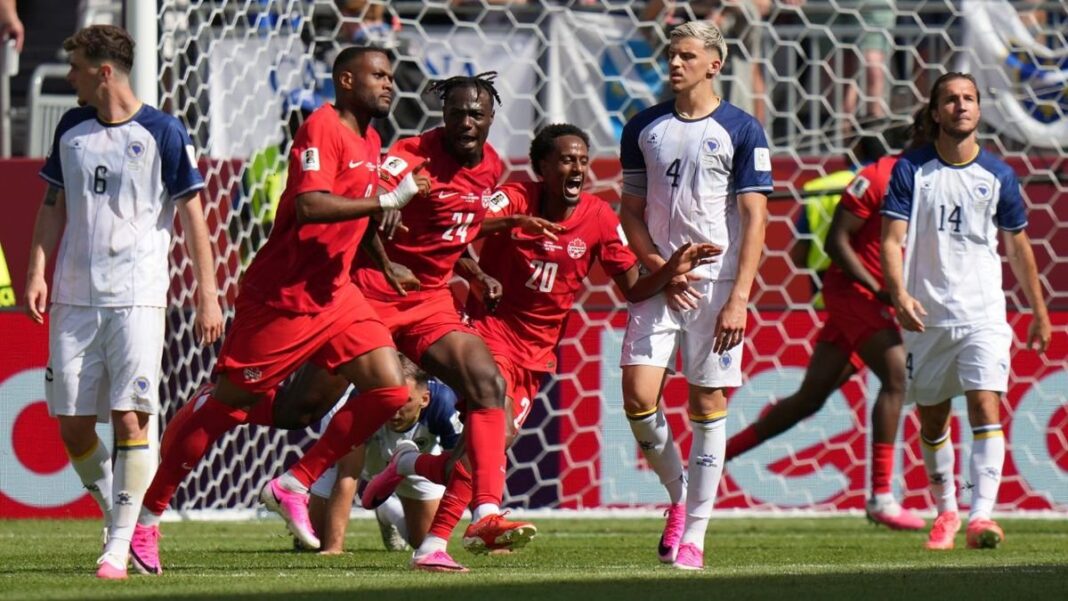 Jugadores de Canadá celebrando el gol del empate ante Bosnia-Herzegovina