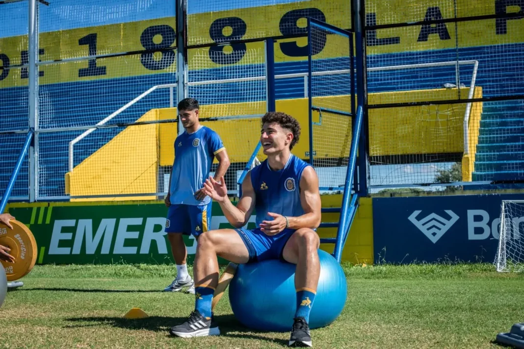 Jugadores de Rosario Central entrenando en el predio de Arroyo Seco