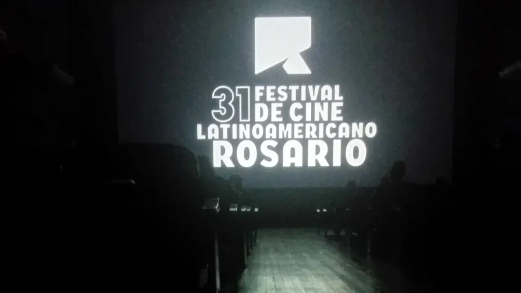 Fachada del Cine Lumiere de Rosario con luz roja durante el 31° Festival de Cine Latinoamericano
