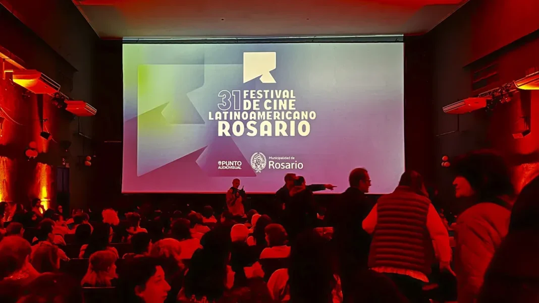 Fachada del Cine Lumière en Rosario con iluminación roja durante el Festival de Cine Latinoamericano