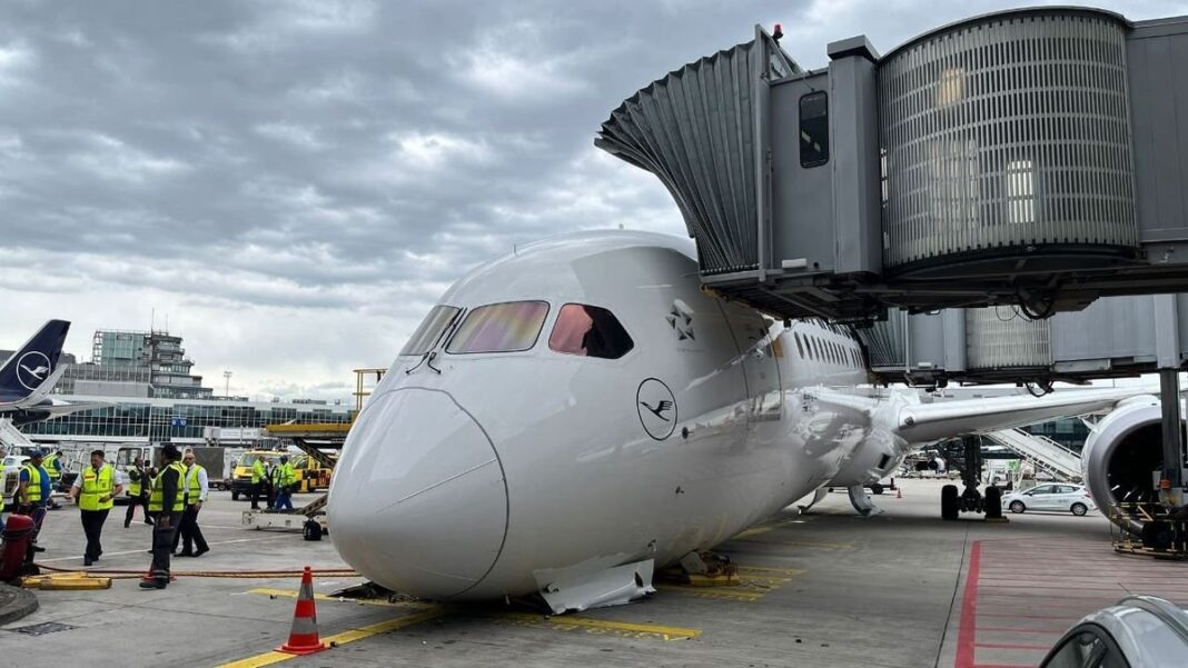 Boeing 787 de Lufthansa con tren de aterrizaje colapsado