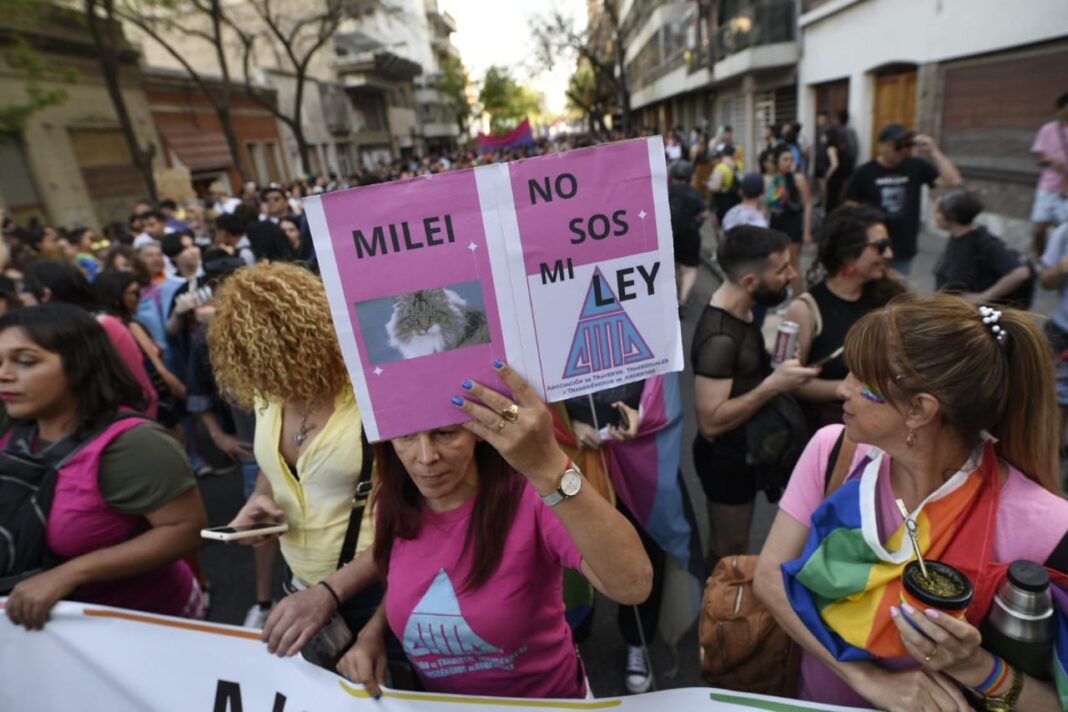 Integrantes del colectivo travesti-trans de Rosario en una olla popular