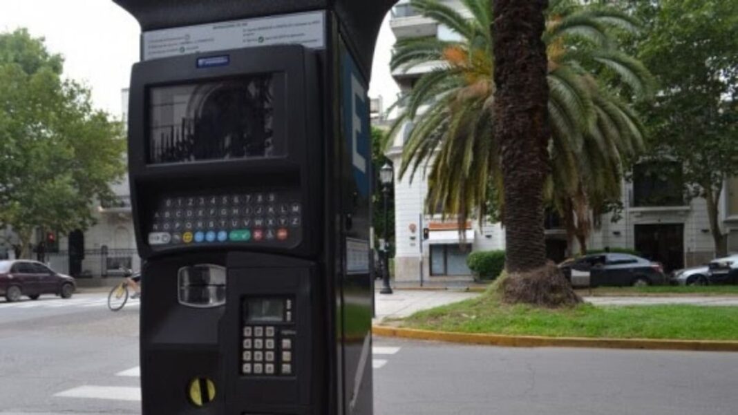 Código QR en un parquímetro de estacionamiento medido
