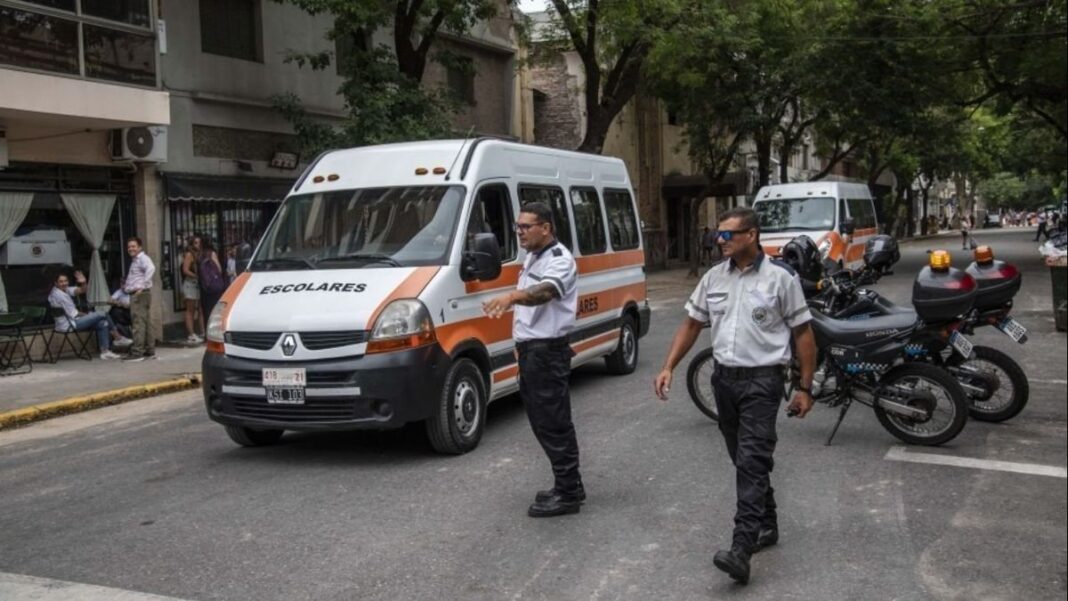 Agente de tránsito en la puerta de una escuela de Santa Fe durante la campaña contra la doble fila