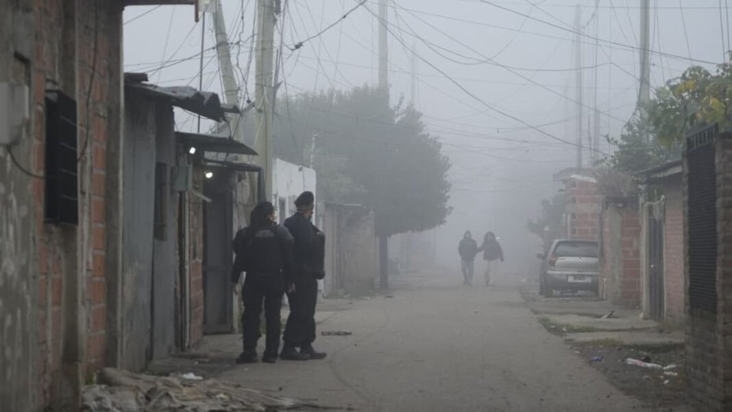 Operativo policial en Villa Banana con detenidos y droga secuestrada