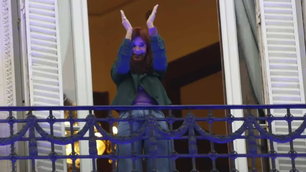 Cristina Kirchner en el balcón de su departamento en Constitución