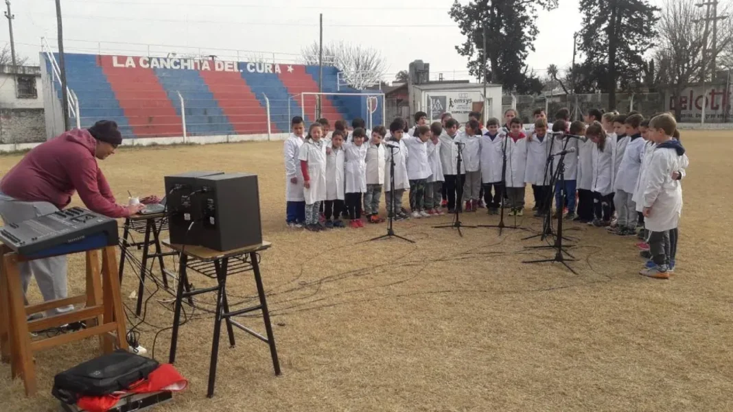 Alumnos de la escuela N° 274 de El Trébol cantando el himno nacional