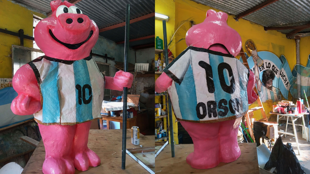 Figura de cerdo de fibra de vidrio en la entrada del minimarket La Granja de Orson en Rosario