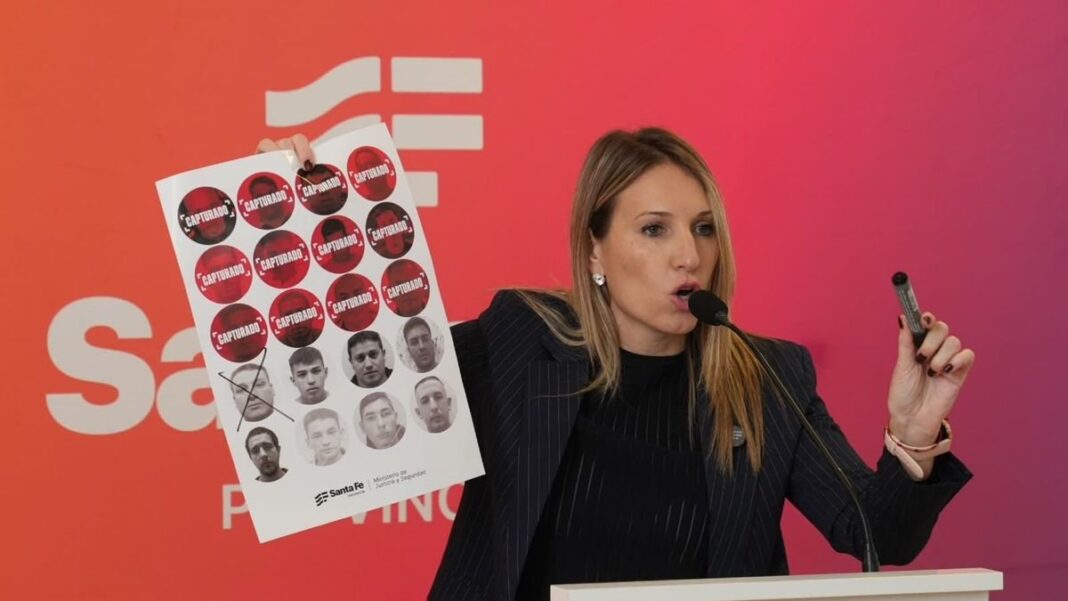 Virginia Coudannes en conferencia de prensa anunciando la detención de un prófugo