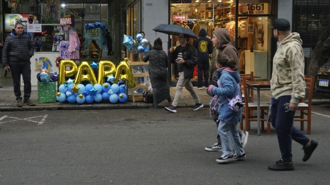 Vitrina de comercio en Rosario con carteles de promociones por el Día del Padre