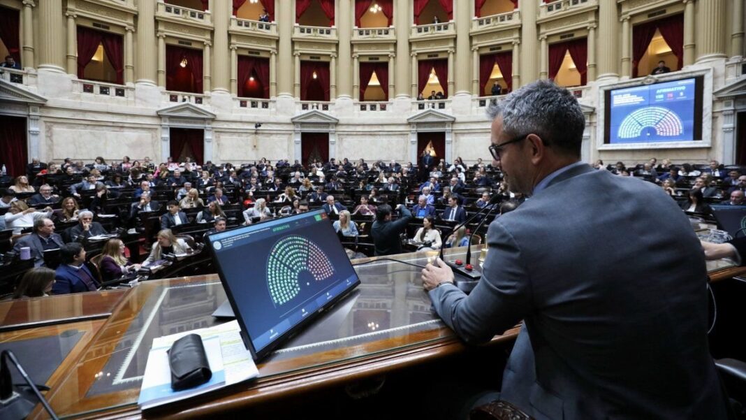 Sesión de la Cámara de Diputados con legisladores en el recinto