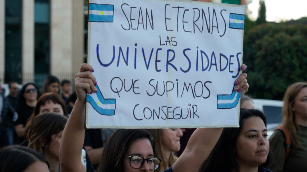 Docentes de la UNR durante una protesta