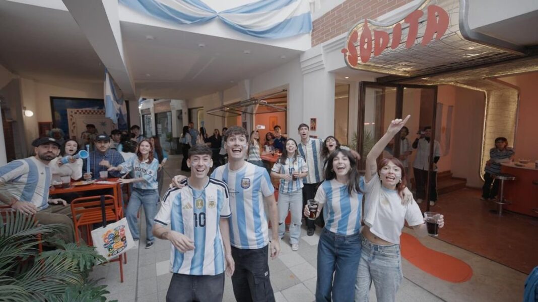 Local Sodita en Galería Pasaje de la Nación, Rosario, con pantalla gigante para el Mundial 2026