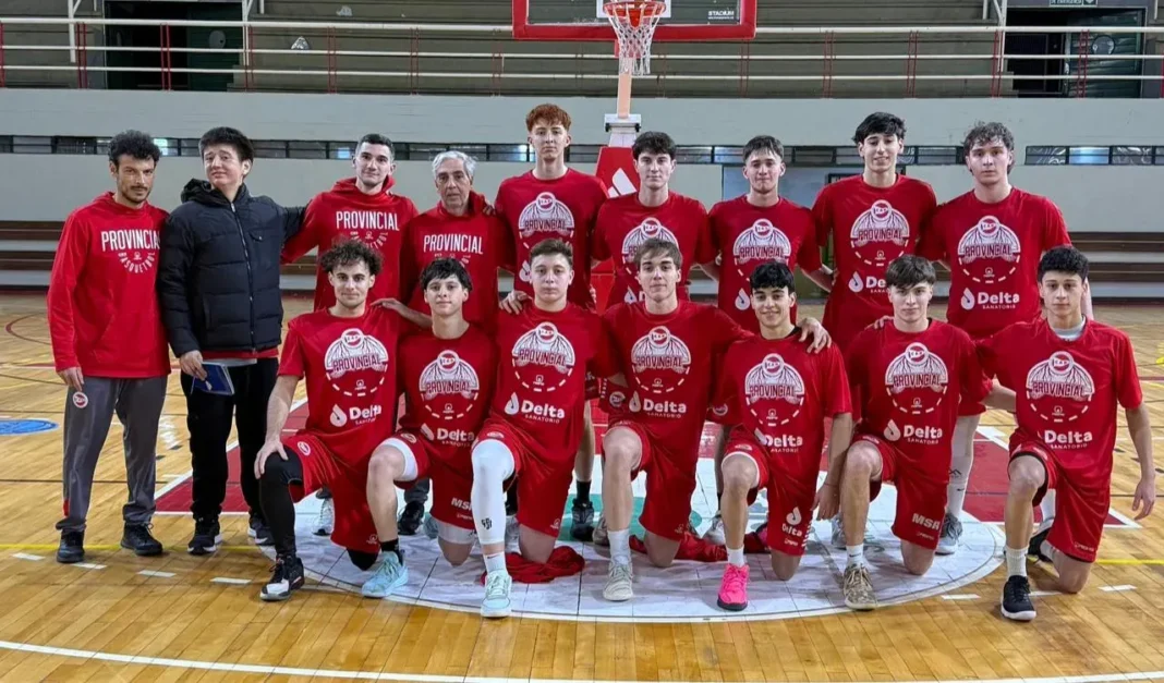 Partido de básquet de la Liga U21 con jugadores en cancha