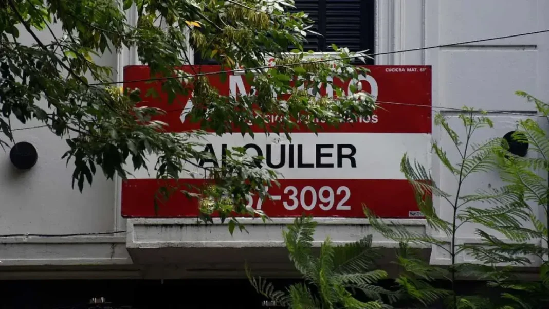 Gráfico comparativo de salario mínimo y costo de alquiler de monoambiente en junio