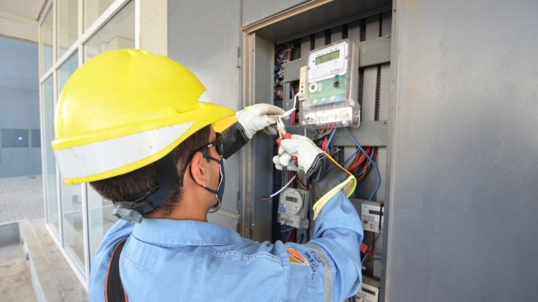 Instalación eléctrica con disyuntores y térmicas en un cuadro de distribución