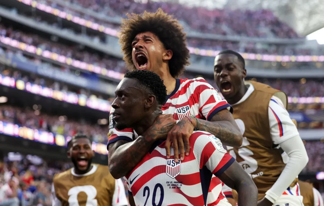 Jugadores de Estados Unidos celebran un gol ante Paraguay en el Los Angeles Stadium durante el Mundial 2026