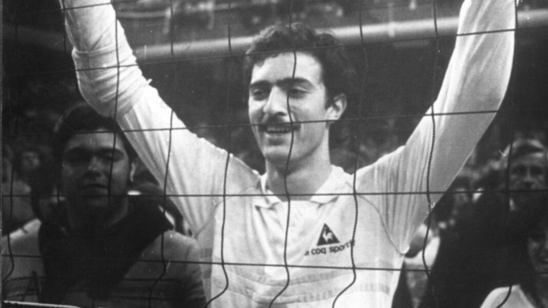 Daniel Castellani durante un partido de vóley
