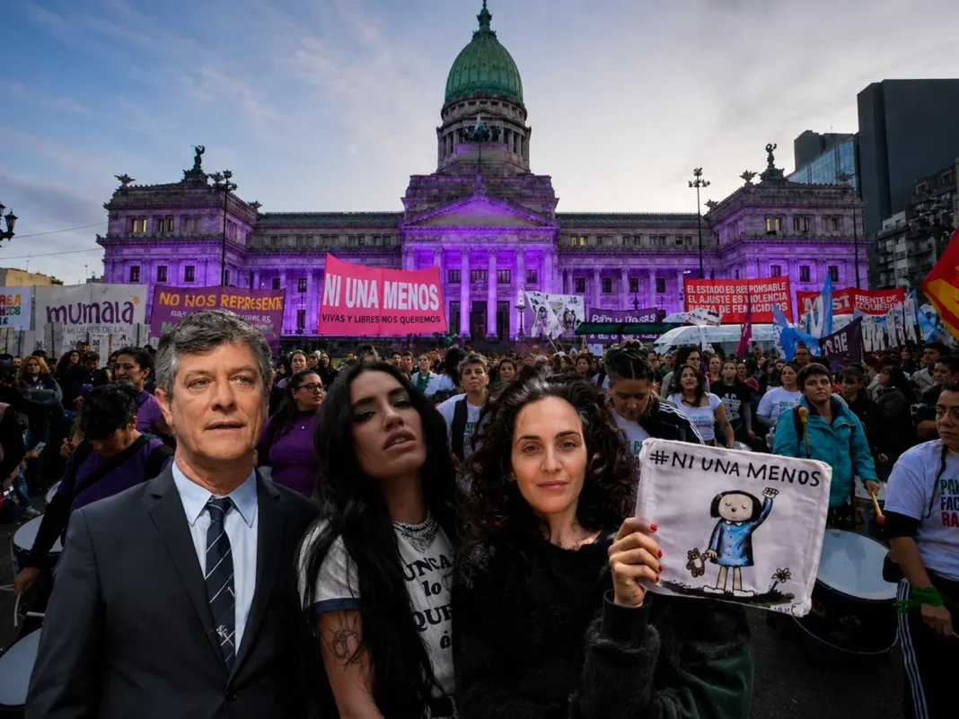 Movilización NiUnaMenos con carteles y personas en la calle