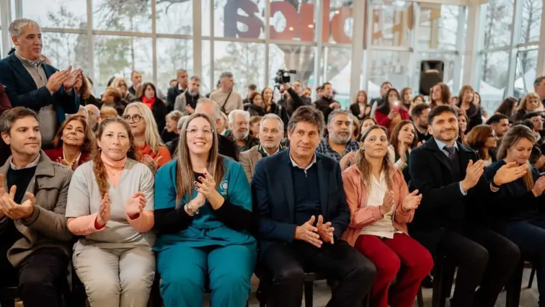 Autoridades en la inauguración del Hospital Samco de Funes