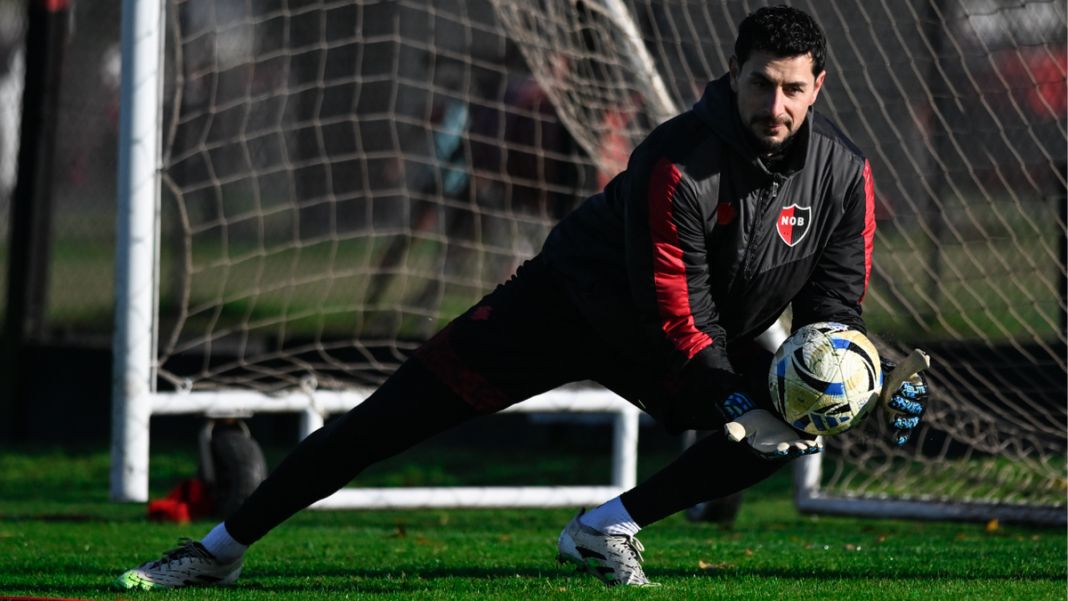 Arquero Gabriel Arias entrenando en la pretemporada de Newell's