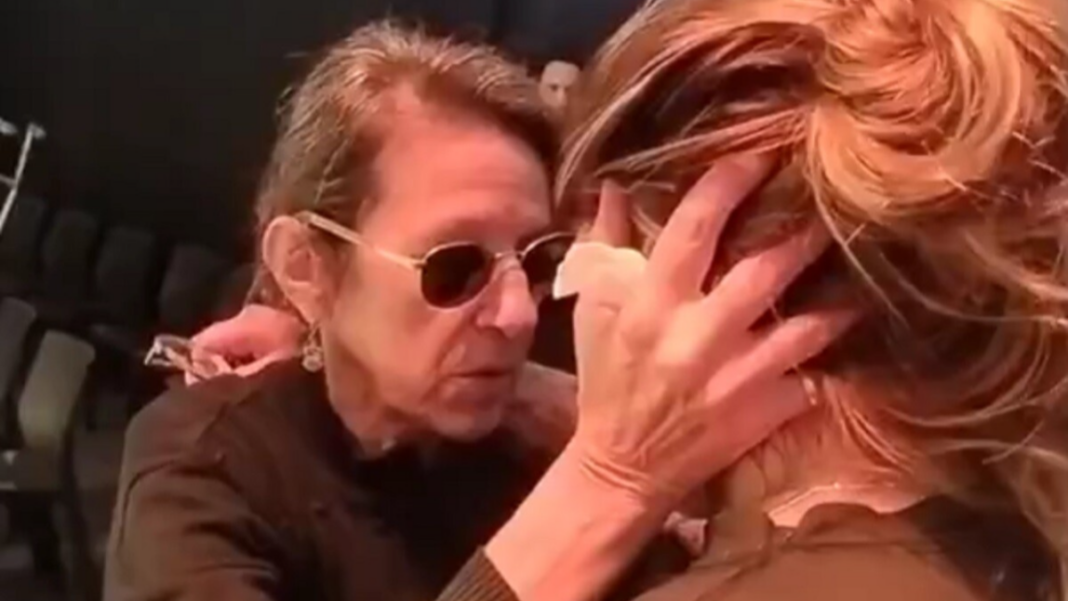 Virginia Mones Ruiz abraza a una fanática durante el velatorio del Indio Solari