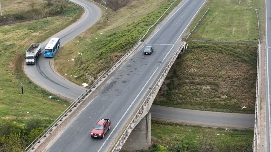 Vista de la autopista Rosario-Buenos Aires y sus colectoras en Villa Gobernador Gálvez
