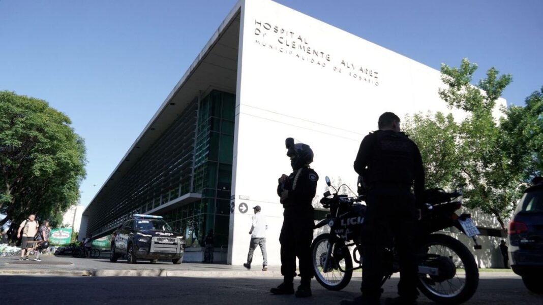 Policía en la guardia del Hospital de Emergencias Clemente Álvarez (Heca) en Santa Fe