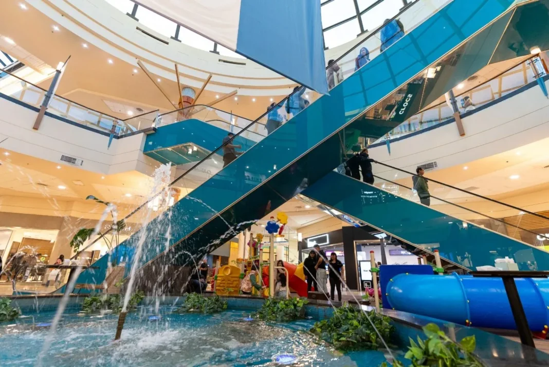 Fachada del shopping Portal Rosario con cartel de Decathlon