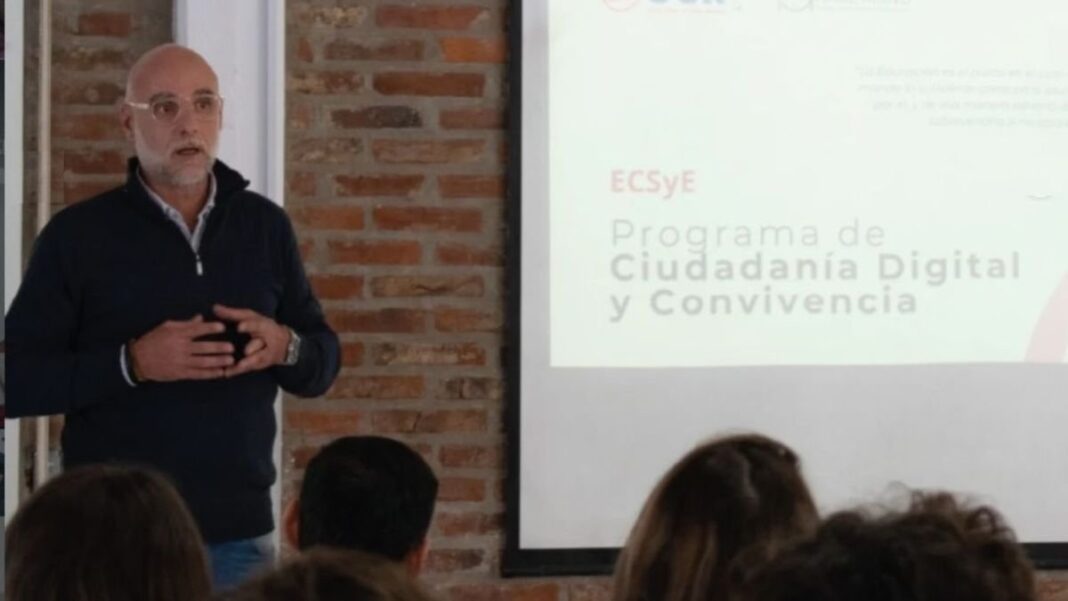Estudiantes en taller de ciudadanía digital en escuela de Funes