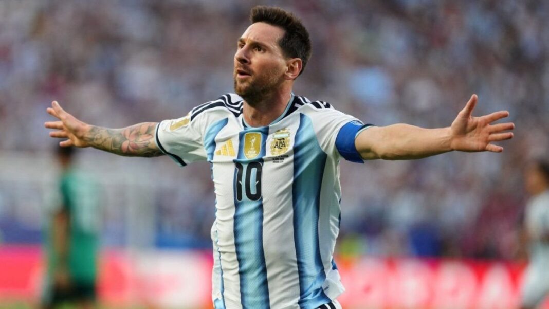 Lionel Messi celebrando un gol en el Kansas City Stadium durante el partido Argentina vs. Argelia