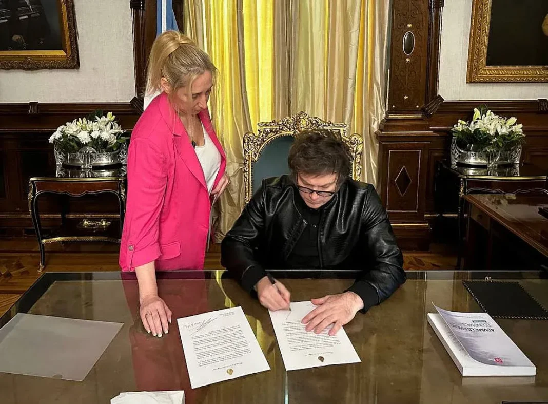 Javier Milei firmando decretos