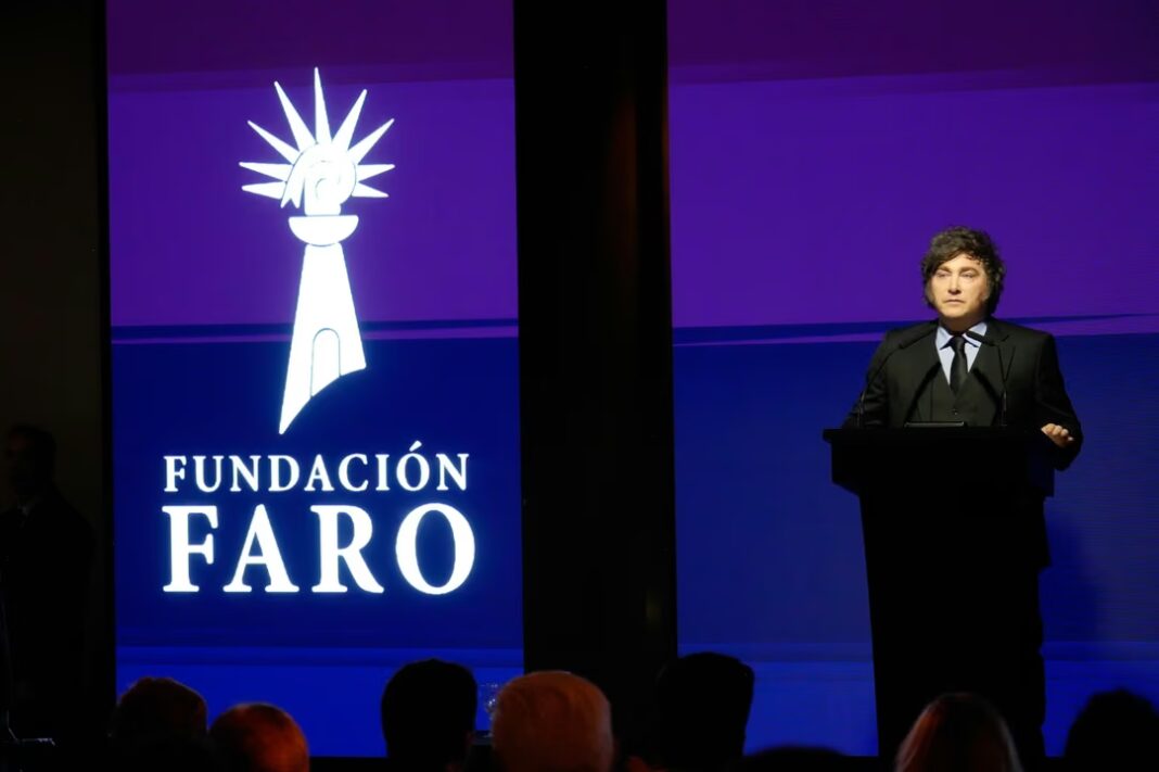 Javier Milei durante el acto de presentación de su nuevo vocero Adrián Ravier en el Yacht Club Argentino