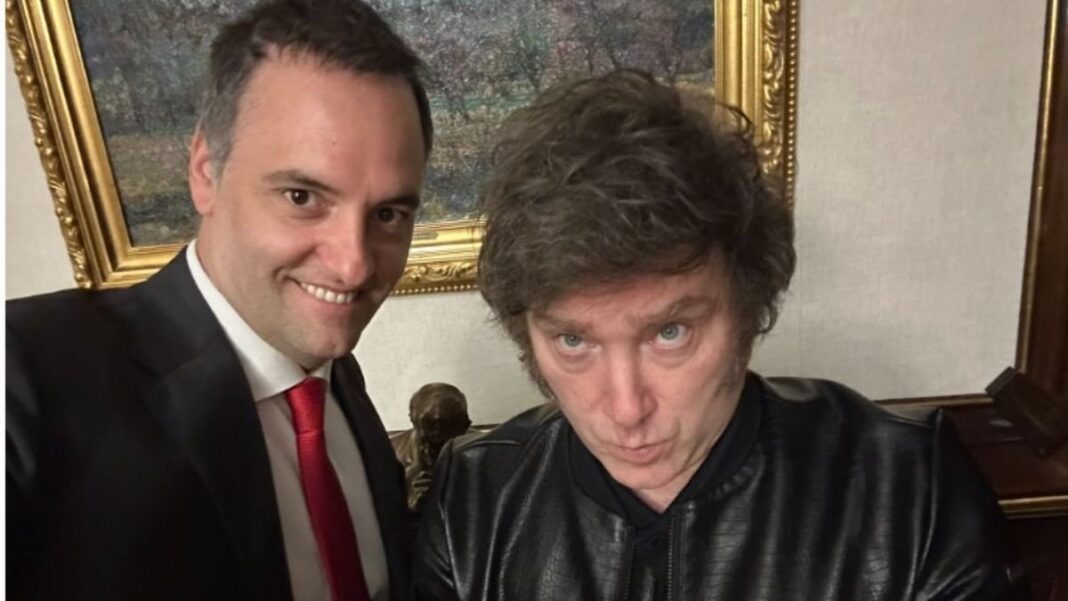 Javier Milei y Manuel Adorni en evento oficial