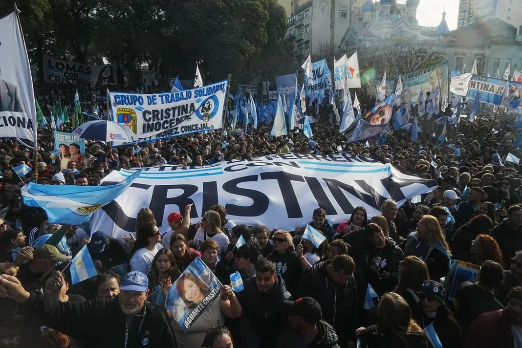 Multitud en el Parque Lezama con banderas argentinas y peronistas