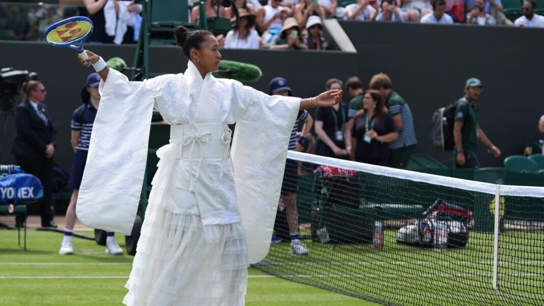 Naomi Osaka con kimono blanco en la cancha de Wimbledon
