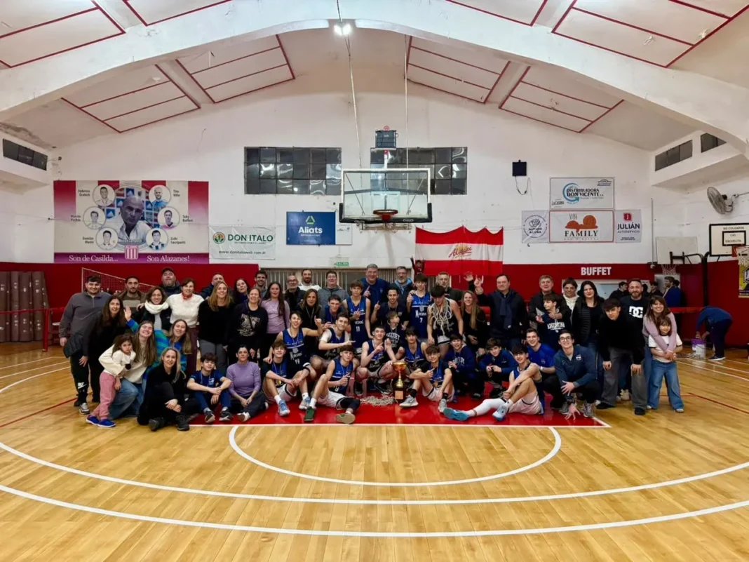 Equipo de Náutico celebrando el título del torneo U15 de Santa Fe