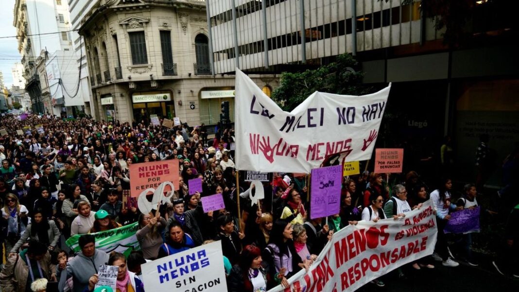 Marcha Ni Una Menos en Rosario con pañuelos violetas y carteles en plaza San Martín