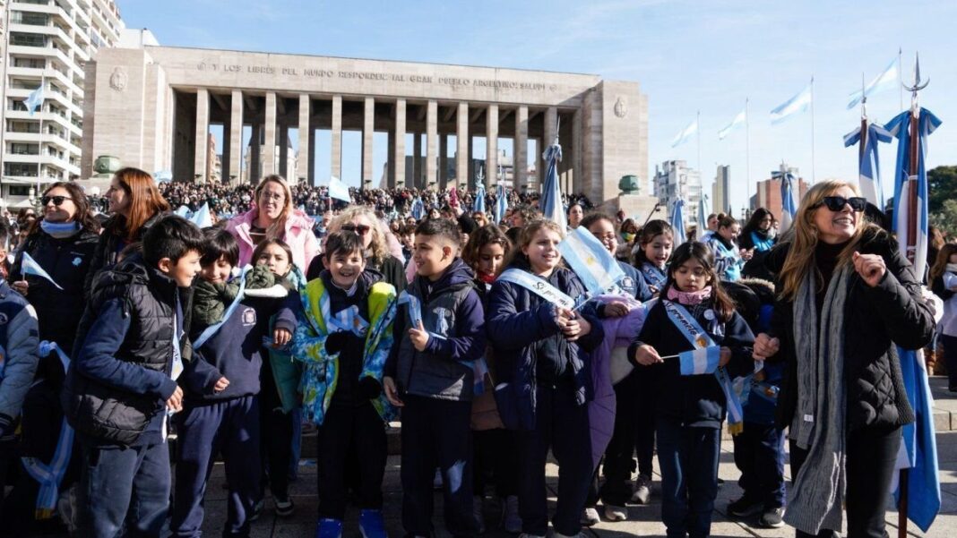 Niños en el Monumento a la Bandera de Rosario durante la promesa de lealtad