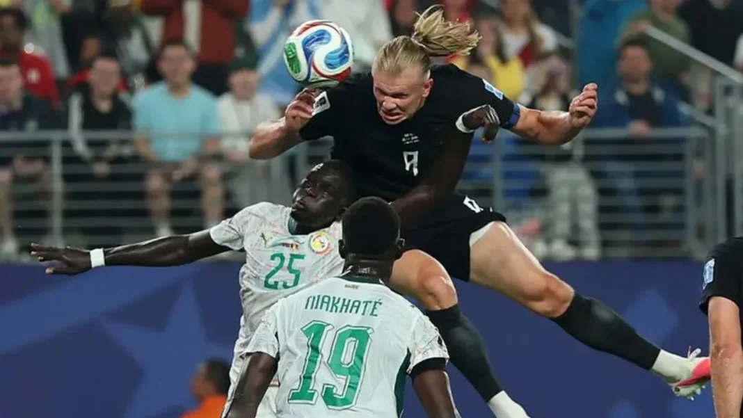 Jugadores de Noruega celebrando un gol durante el partido contra Senegal
