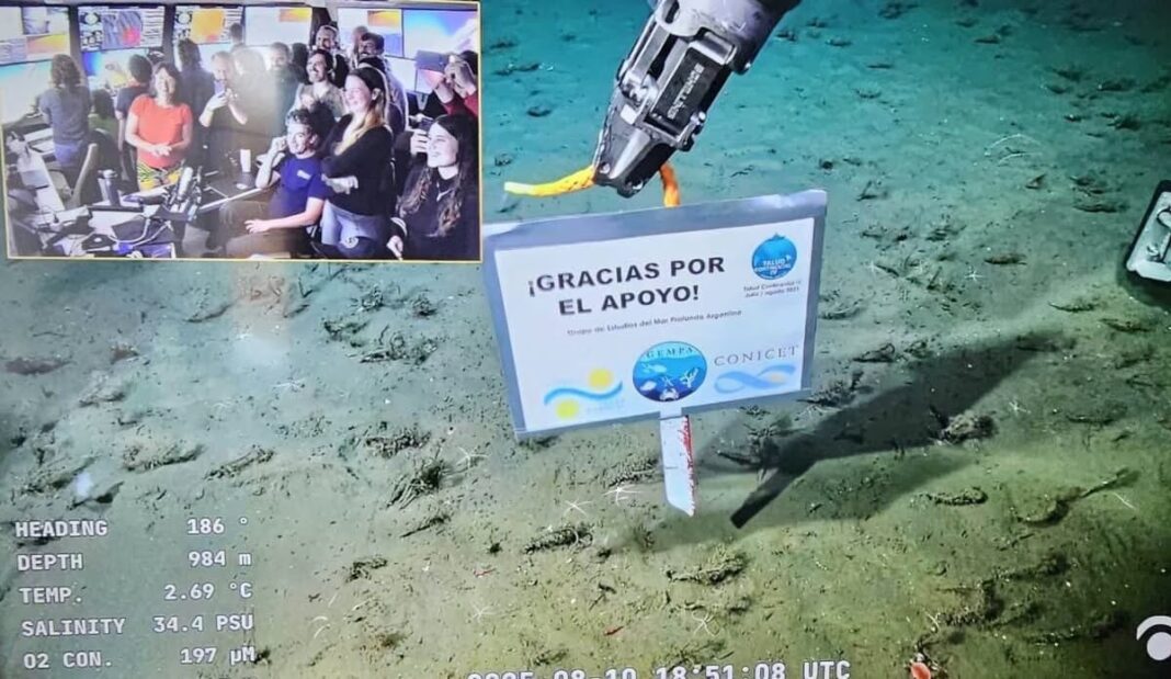 Buque de investigación Falkor (too) del Schmidt Ocean Institute en el mar