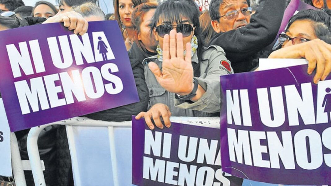 Marcha feminista en Rosario con carteles y banderas