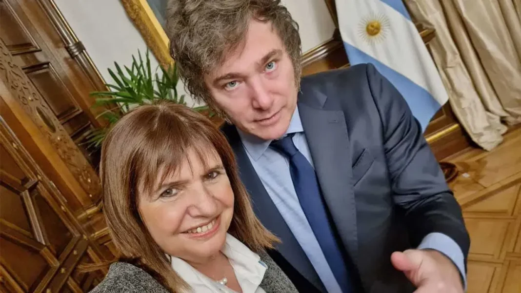 Patricia Bullrich habla durante una conferencia