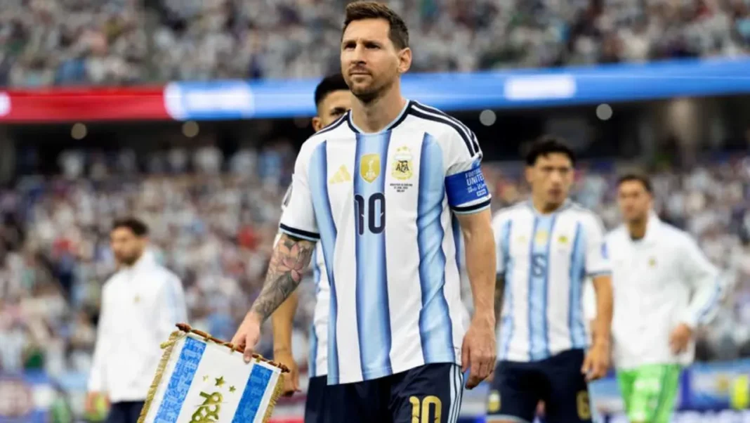 Jugadores de la Selección argentina con camisetas personalizadas junto a Lionel Messi en Kansas City