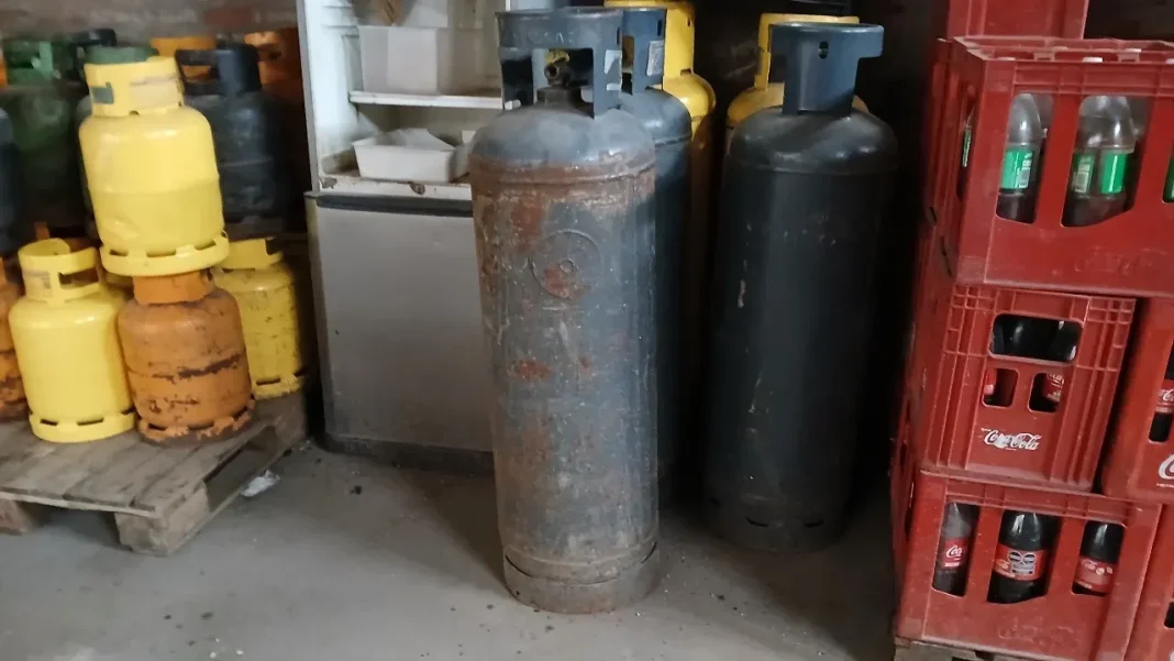 Garrafas de gas en un comercio de Rosario