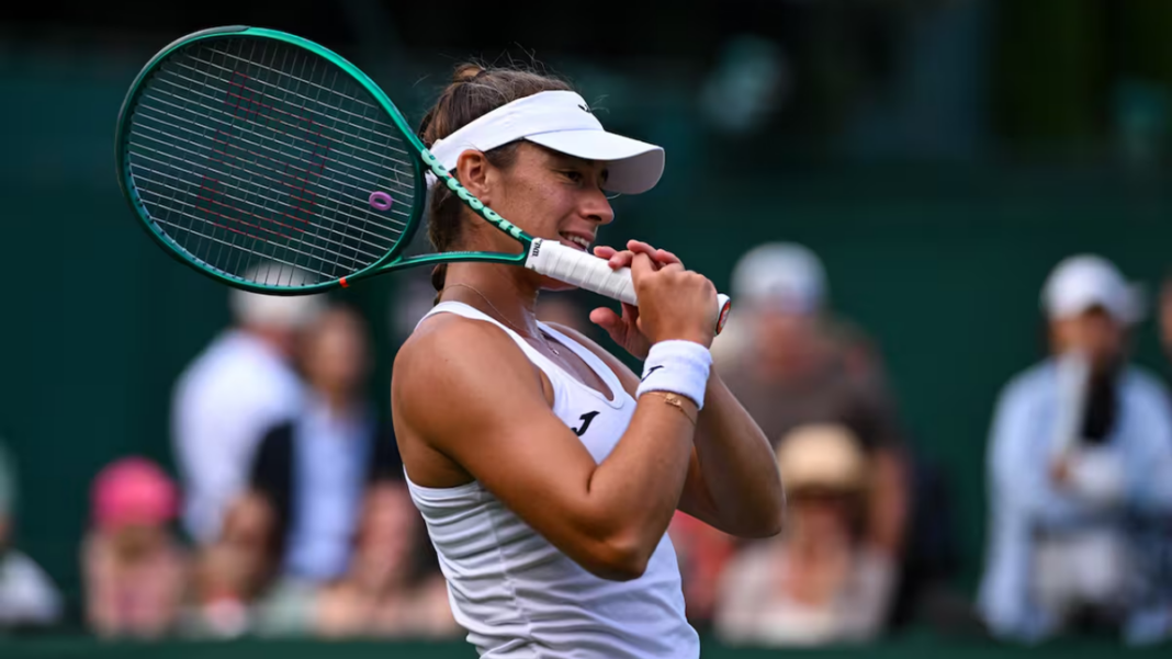 Solana Sierra celebrando un punto en la cancha de césped de Wimbledon