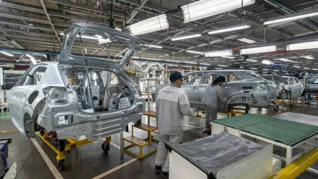 Línea de producción de automóviles en fábrica automotriz