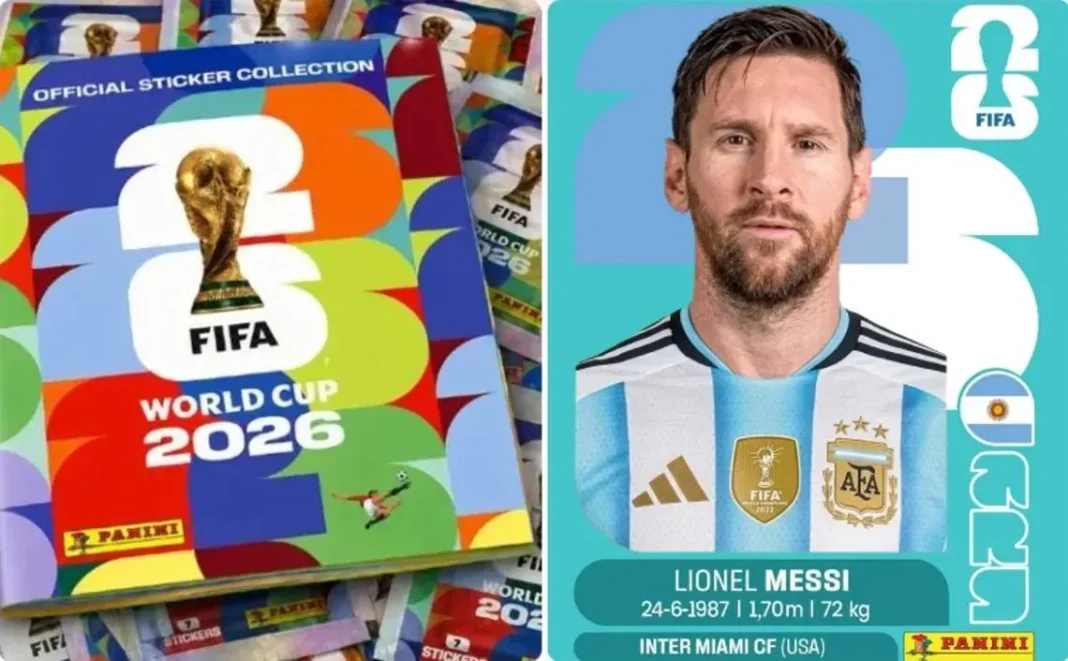 Álbum de figuritas del Mundial de fútbol 2026 sobre un escritorio escolar