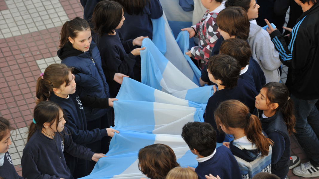 Bandera Alta en el Cielo desplegada en Rosario durante el Día de la Bandera